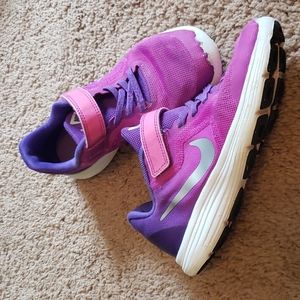 Girls Nike resolution 3
